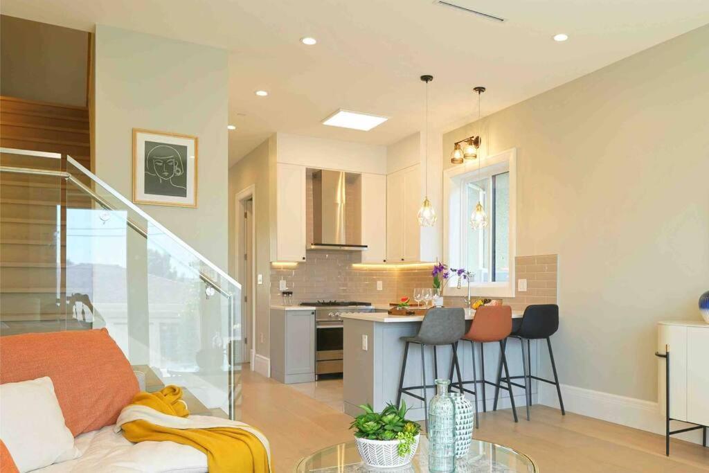 Four Bedrooms New Lovely Duplex House-1628 Ванкувер Экстерьер фото